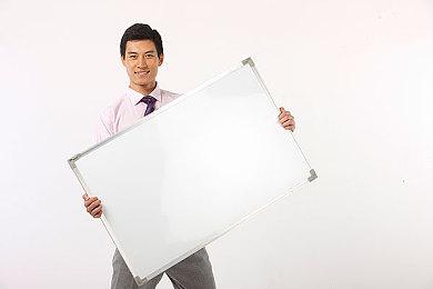 《最终幻想7:重生》巨幅广告在英国展出 由PS5手柄组成